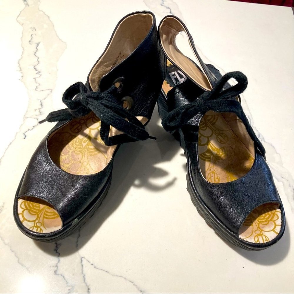FLY LONDON Sz 40 Yaffa Lace Up  Wedge Sandals